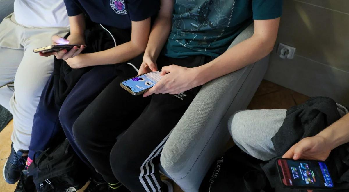 Smartfon dla dziecka a pornografia. "Można postawić znak równości"