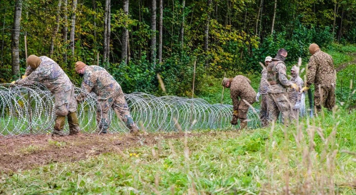 Nielegalni migranci z Białorusi szturmują łotewską granicę. Władze wysłały wojsko