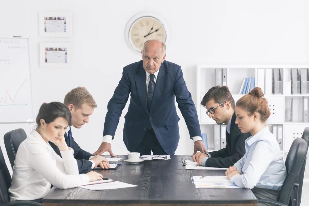 Toksyczny szef? Kiedy odejść z pracy dla własnego dobra?