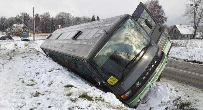 Autobus z  wycieczką szkolną wpadł do rowu. Na drogach bardzo niebezpiecznie!