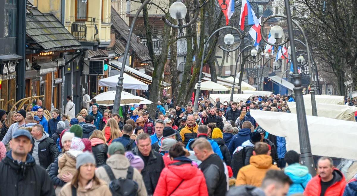 Tysiące turystów przyjechało na majówkę w Tatry. Tłumy na Krupówkach, na ulicach korki