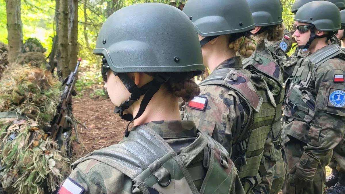 Polacy masowo zgłaszają się na szkolenia do wojska. Szykują się na wojnę