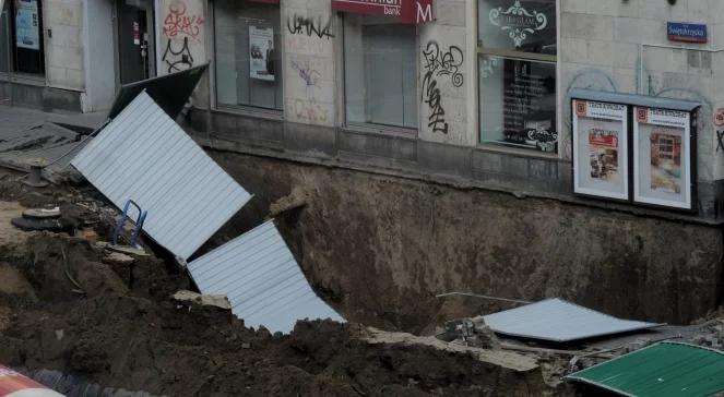 Awaria w centrum Warszawy. Zapadła się ulica i chodnik