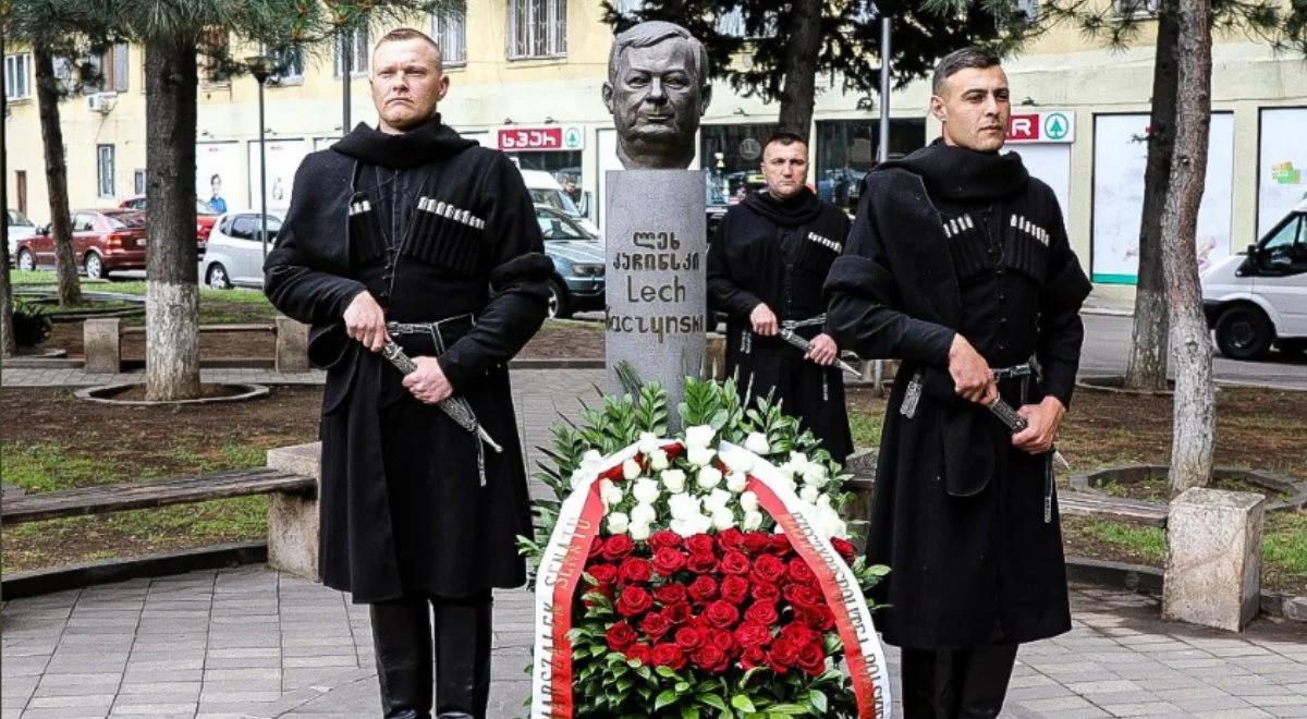 Marszałek Senatu złożył kwiaty pod pomnikiem L. Kaczyńskiego w Tbilisi