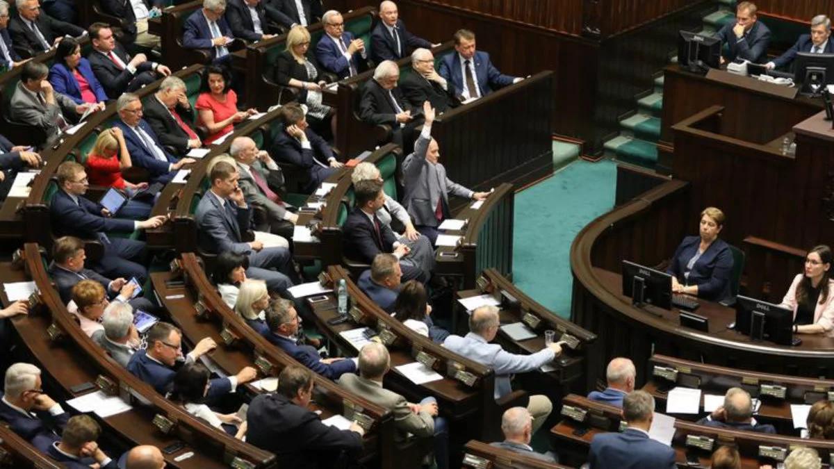 Koalicja Obywatelska traci coraz więcej do Prawa i Sprawiedliwości. Nowy sondaż
