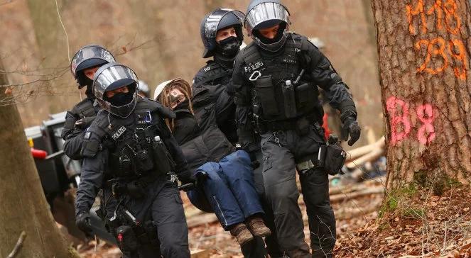 Zabetonowana ręka i brutalne starcia w lesie. Niemieccy ekolodzy kontra policja