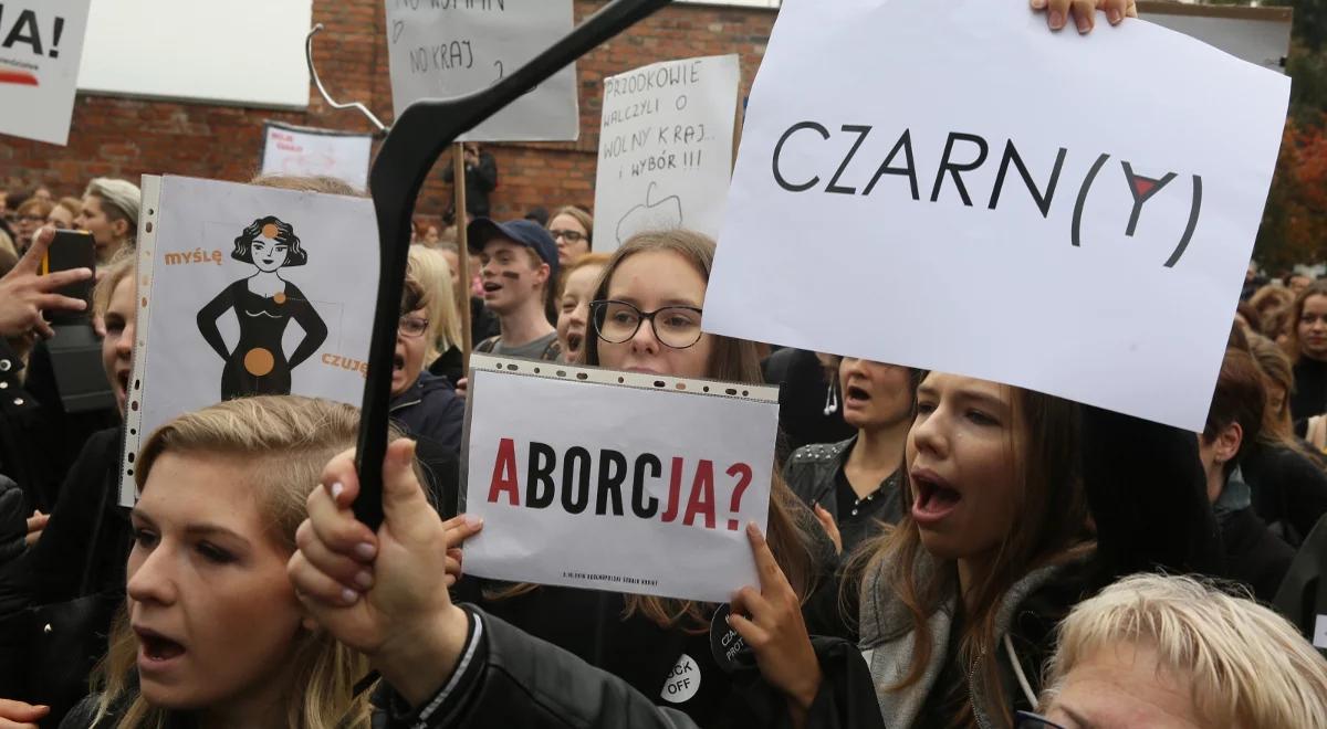 Zatrzymania po "czarnych protestach" w Poznaniu i w Warszawie. Policjanci w szpitalu