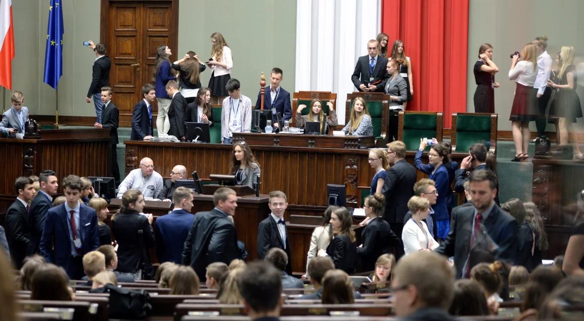 Młodzi posłowie w Sejmie. Premier Ewa Kopacz: nie dajcie sobie zabrać waszych emocji