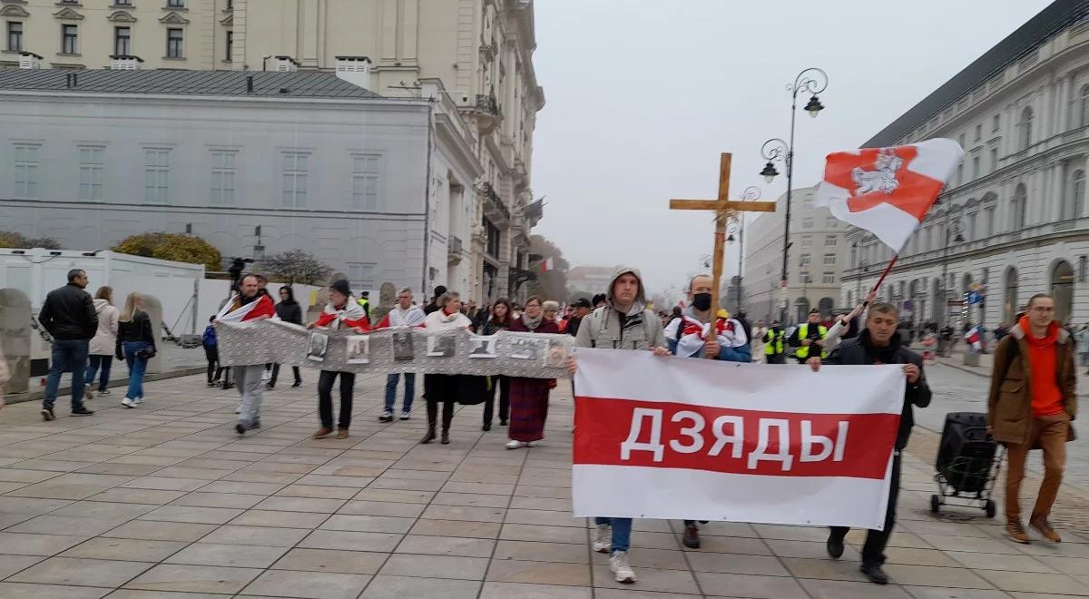 Białoruskie Dziady w Warszawie. "Nie można zapominać o prawdziwej historii Białorusi, kiedyś wrócimy do wolnego kraju"