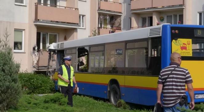 Płock: autobus wjechał w blok. 10 osób rannych