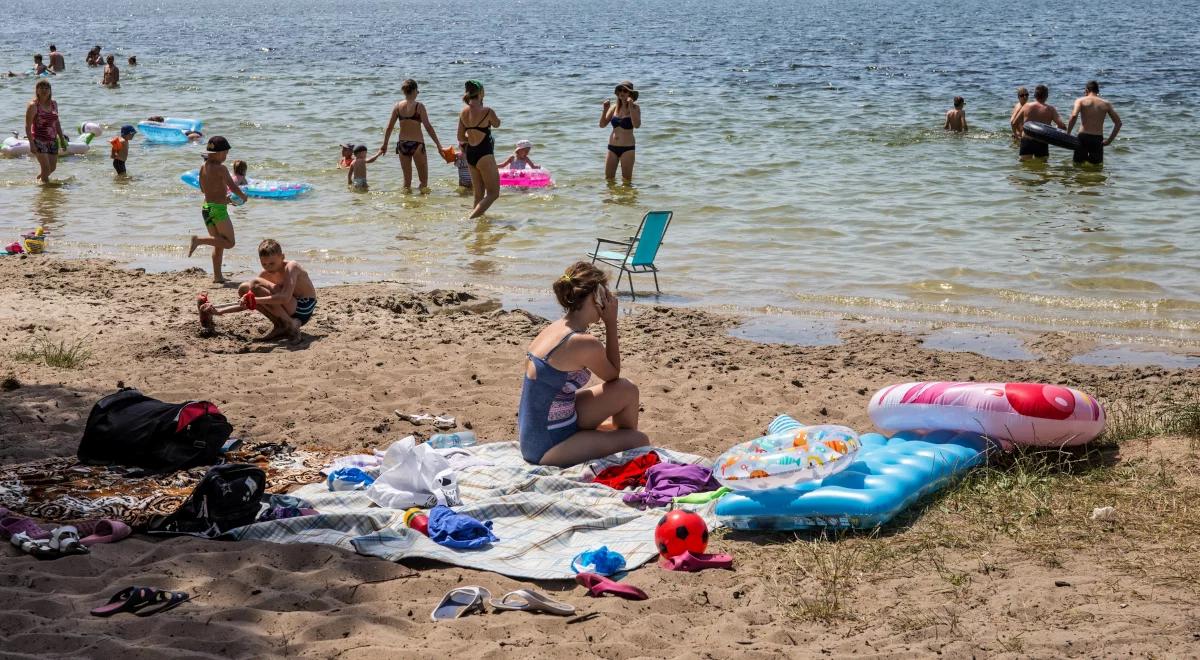 Fatalne skutki kąpieli w jeziorze. Blisko 30 osób z objawami zatrucia, trójka dzieci w szpitalu