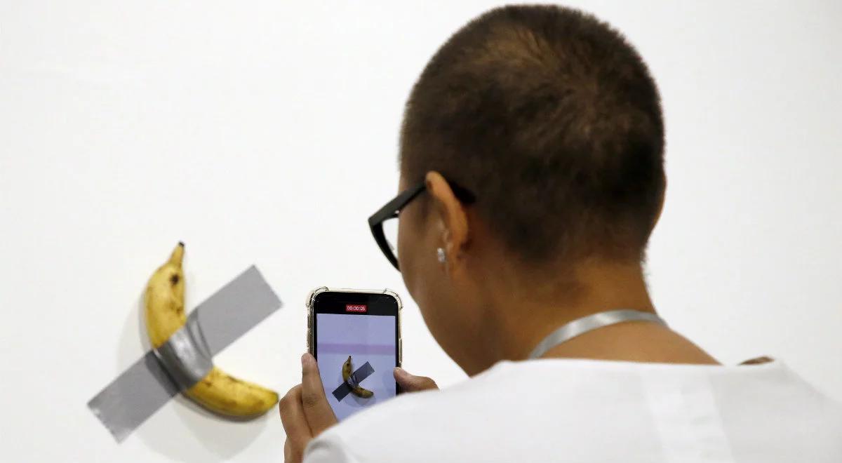 Banan przyklejony taśmą do ściany. Cena szokuje, ale chętnych na zakup "dzieła" nie brakuje