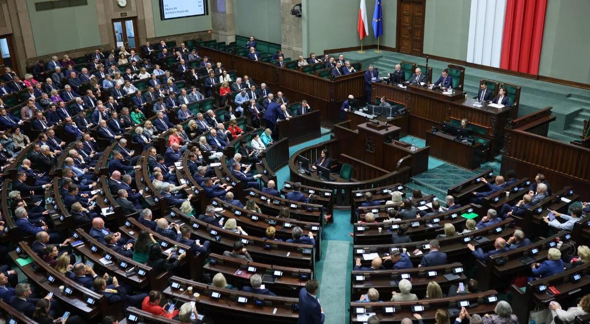 Nowy sondaż. Zmiana na szczycie, cztery partie poza Sejmem