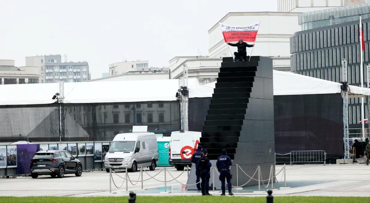 Wszedł na pomnik smoleński i groził bronią. Jest już w rękach policji