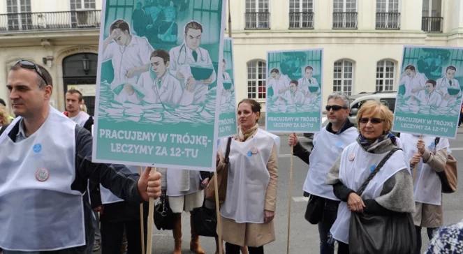 Pikieta lekarzy przed ministerstwem. "Nie zwalajcie winy na nas"