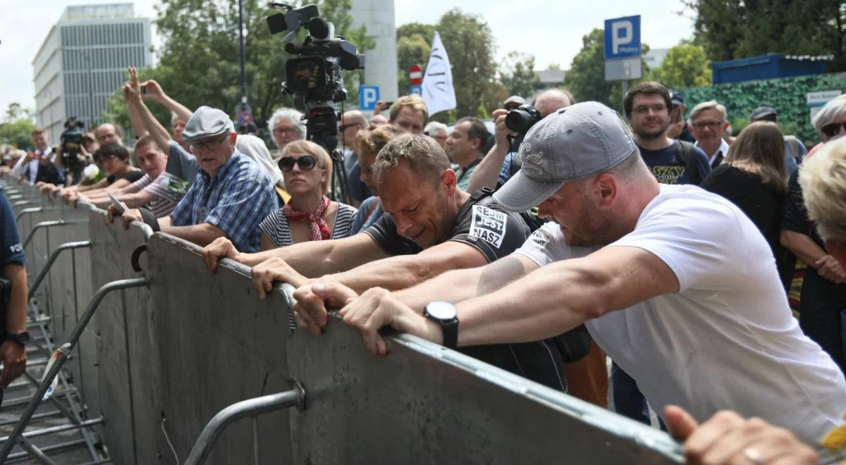 Protestujący pod Sejmem napisali na budynku parlamentu: "czas na sąd ostateczny"
