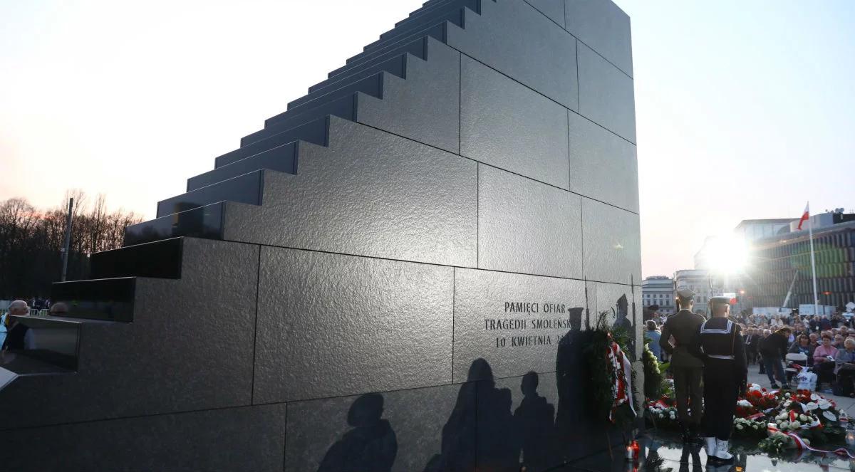 Warszawa: odsłonięto pomnik smoleński na placu Piłsudskiego. "Wyraz naszej pamięci i wdzięczności"