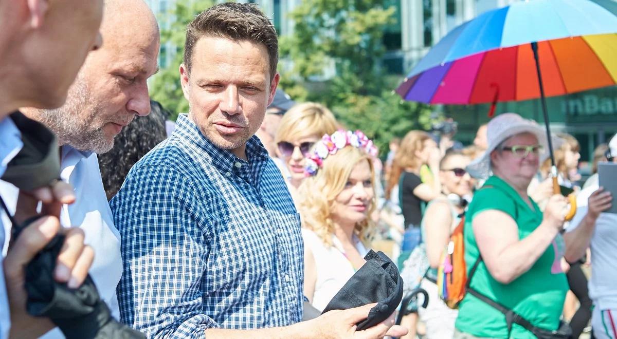 Trzaskowski rozlicza burmistrzów dzielnic z wdrażania "Karty LGBT". Liziniewicz: durnota opozycji