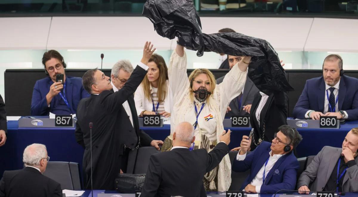 Oburzające sceny w PE. Posłanka w kagańcu siłą usunięta z obrad