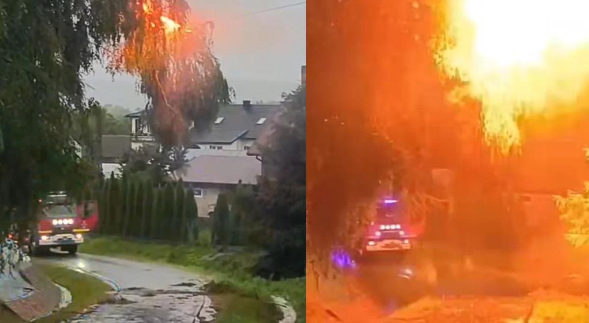 Tarnowiec. Strażacy usuwali skutki burzy. Nagle doszło do zwarcia i "wybuchu" [WIDEO]