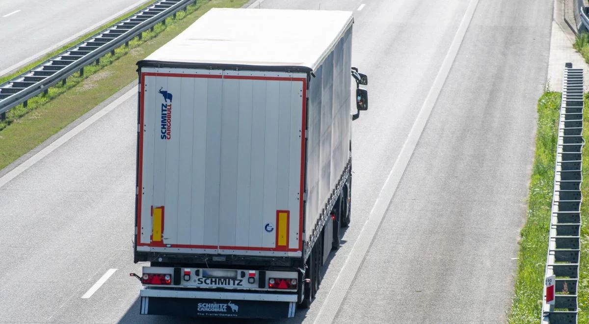 Horror na autostradzie A2 pod Poznaniem. Kierowca ciężarówki ugodzony nożem