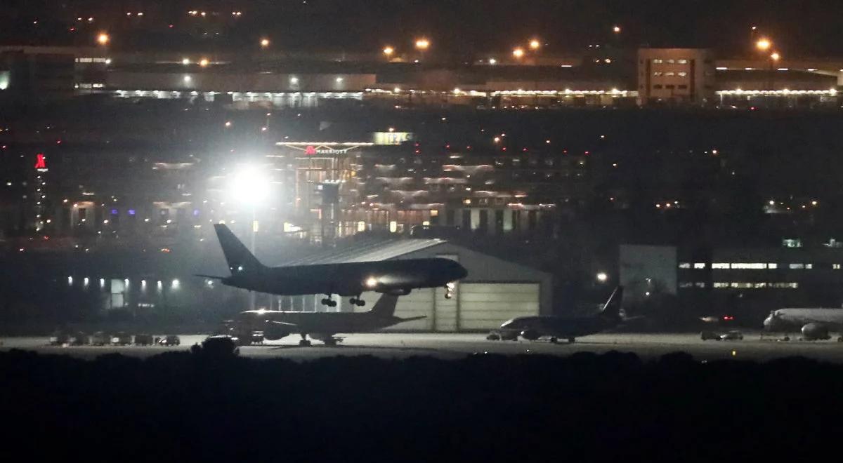 Pasażerski boeing z uszkodzonym silnikiem i pękniętą oponą. Awaryjne lądowanie w Madrycie