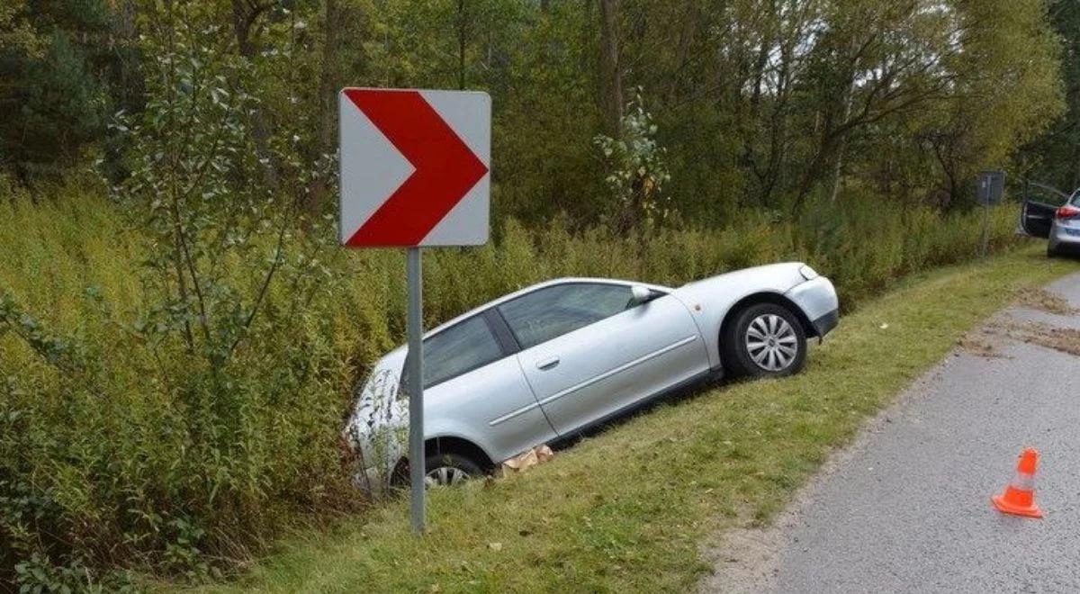 Nie zatrzymał się do policyjnej kontroli, zaczął uciekać i wjechał do rowu. Był pijany i poszukiwany