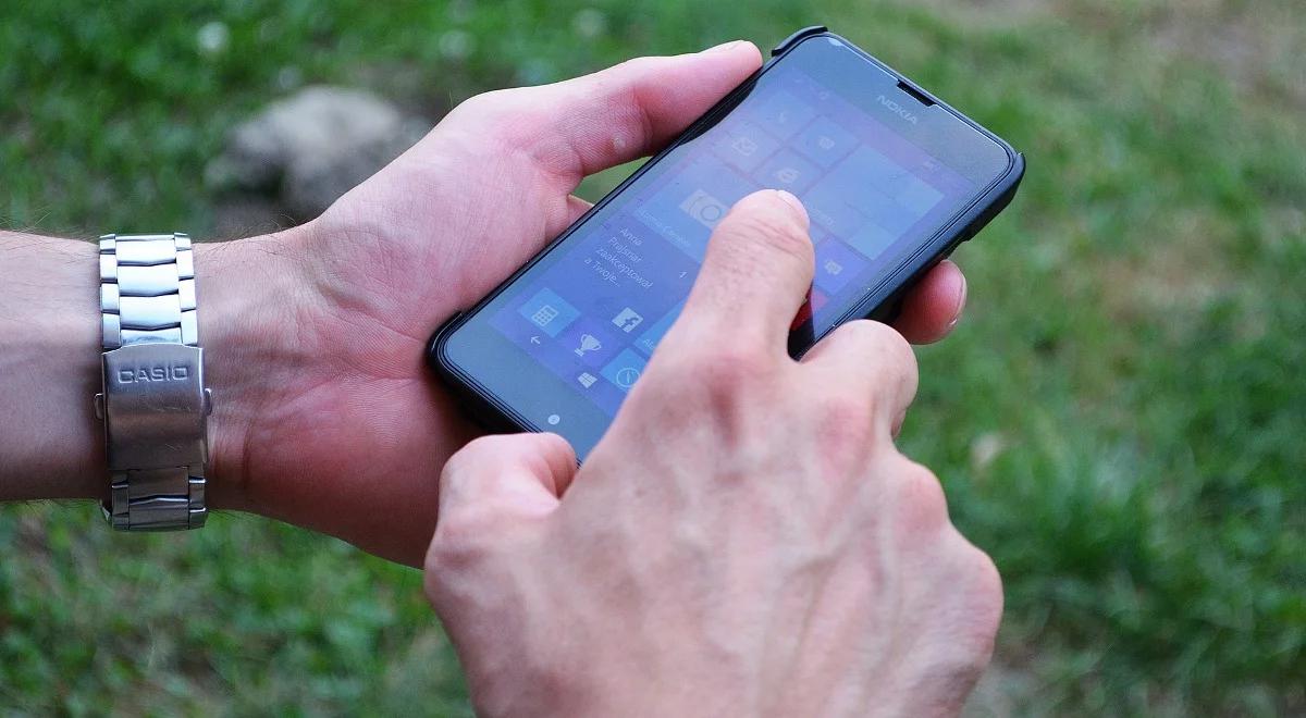 Roaming w UE: od 15 czerwca operatorzy powinni znieść dodatkowe opłaty