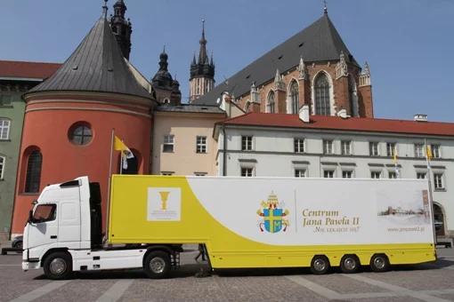 18 metrowe mobilne Muzeum Jana Pawła II wyruszy w podróż po Polsce