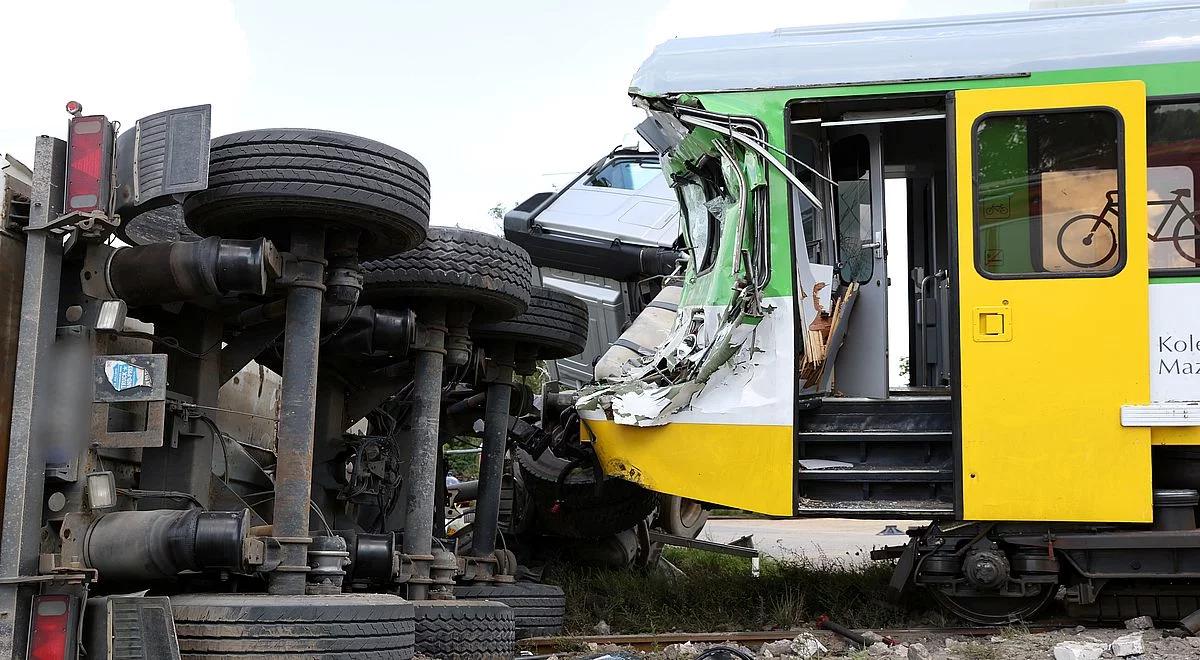 Wypadek na przejeździe kolejowym pod Płońskiem. Trasa wciąż jest zablokowana