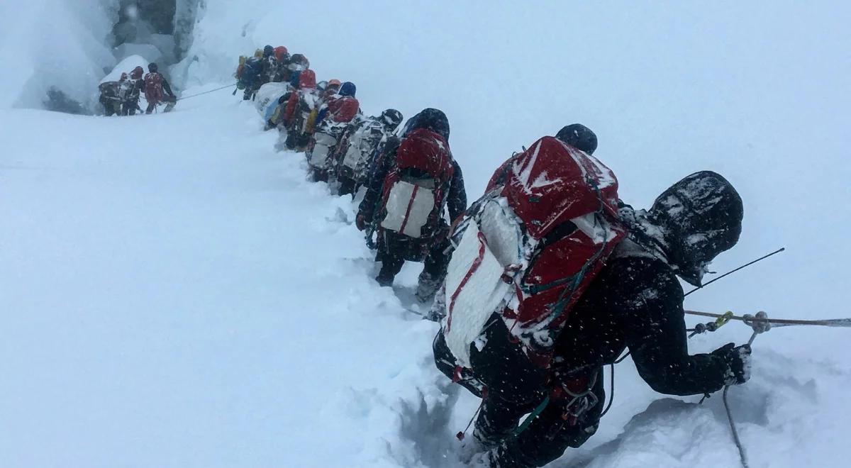 Akcja ratunkowa na Mount Everest. Turyści uwięzieni przez śnieżycę