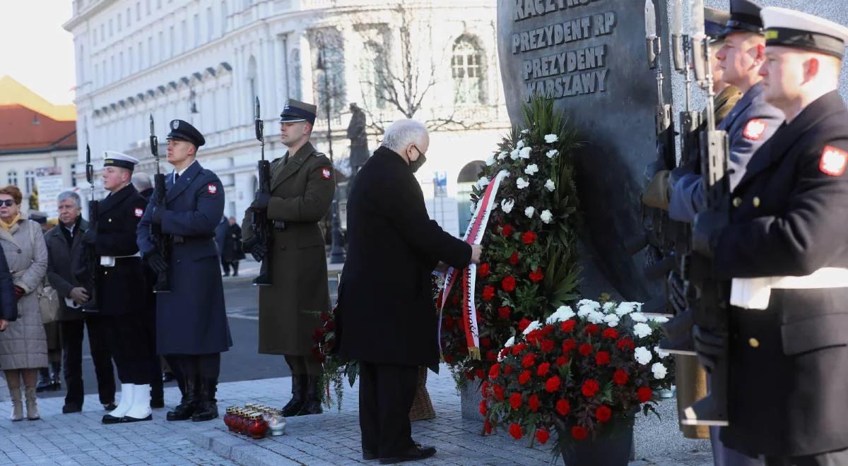 Miesięcznica katastrofy smoleńskiej. Złożono kwiaty pod pomnikiem ofiar