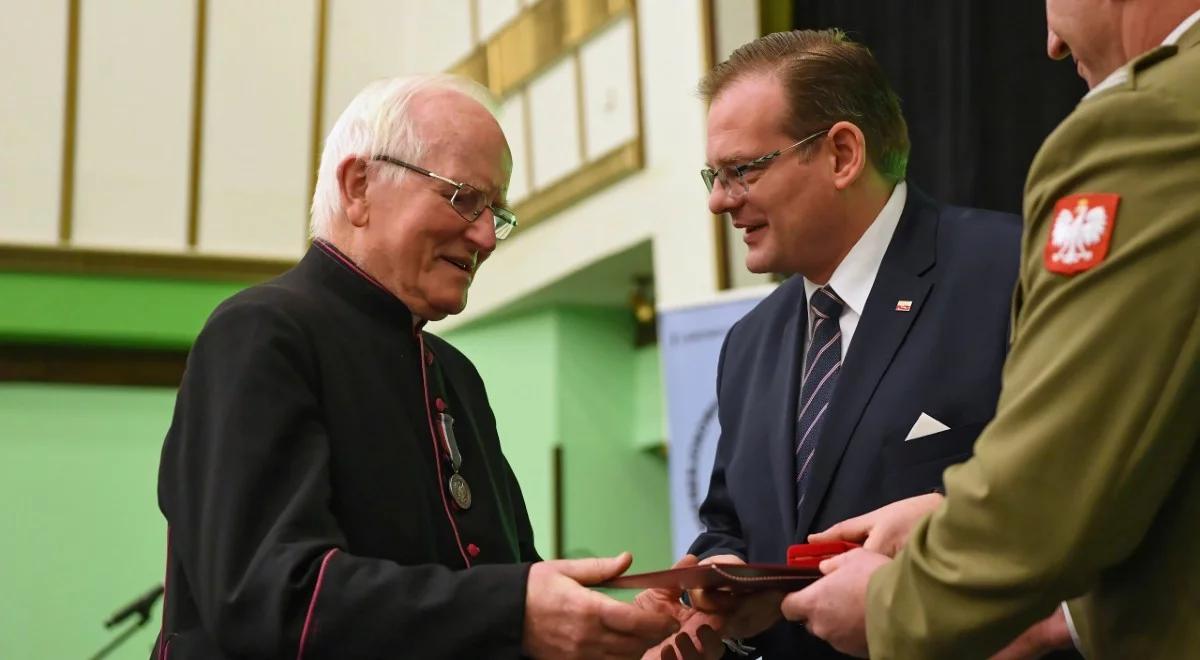 Kapelan internowanych o czasie stanu wojennego: byliśmy reprezentantami narodu, który był z nimi złączony