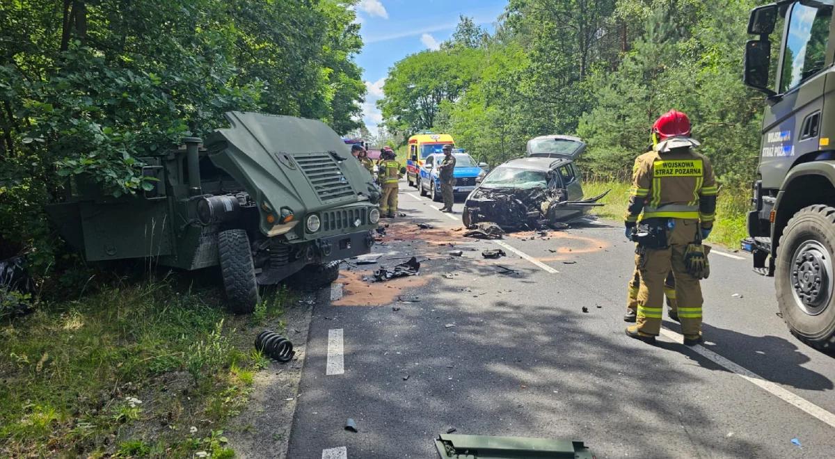 Ciężarówka armii USA zderzyła się z osobówką w Świętoszowie. Kierowca trafił do szpitala