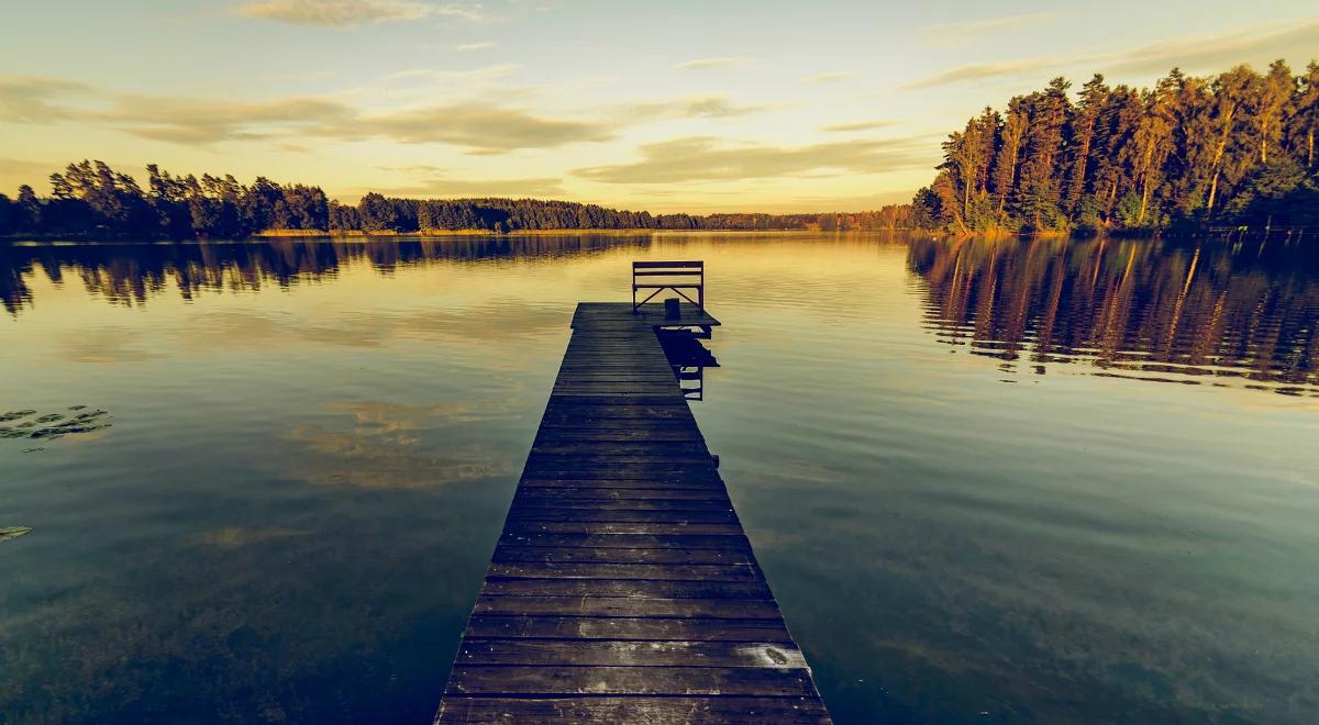 "Prawo jest martwe". Mazury borykają się z nielegalnymi pomostami i grodzonymi jeziorami