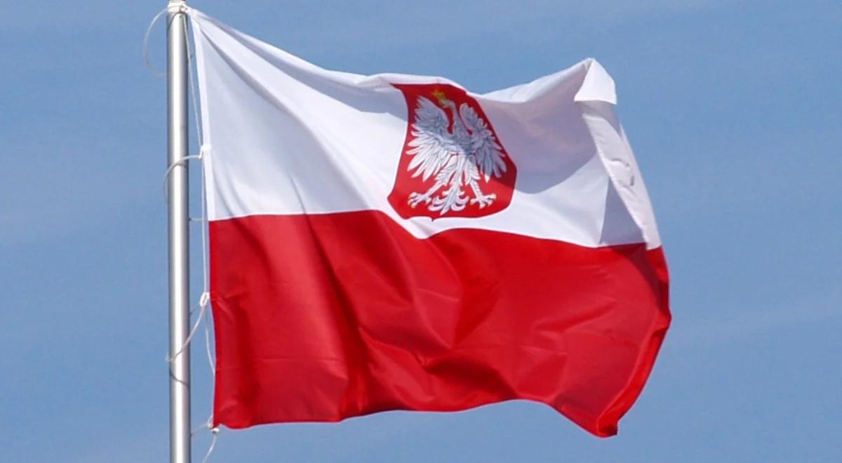 Warszawa: zniszczyli polską flagę. Trzej obywatele Niemiec poddali się karze