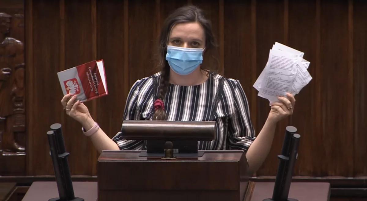 Jachira wyrwała kartki z konstytucji. Polityk Solidarnej Polski: haniebny czyn