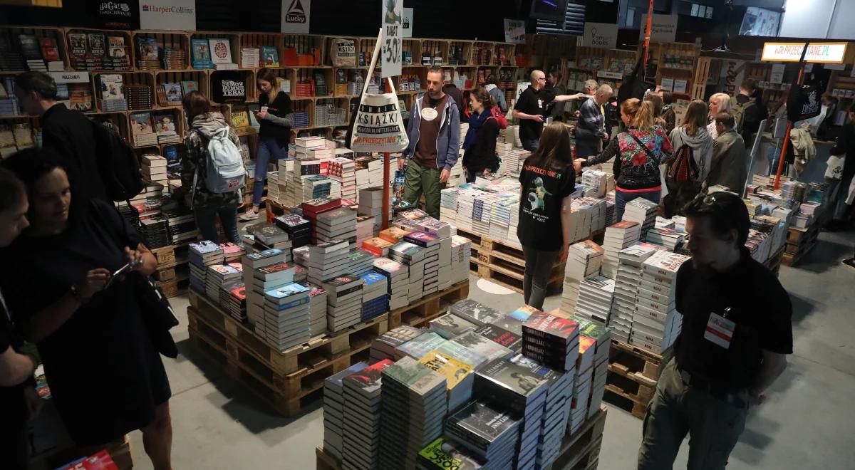 Raport o rynku książki: mniejsze nakłady, kłopoty wydawców, modni celebryci i ekologia