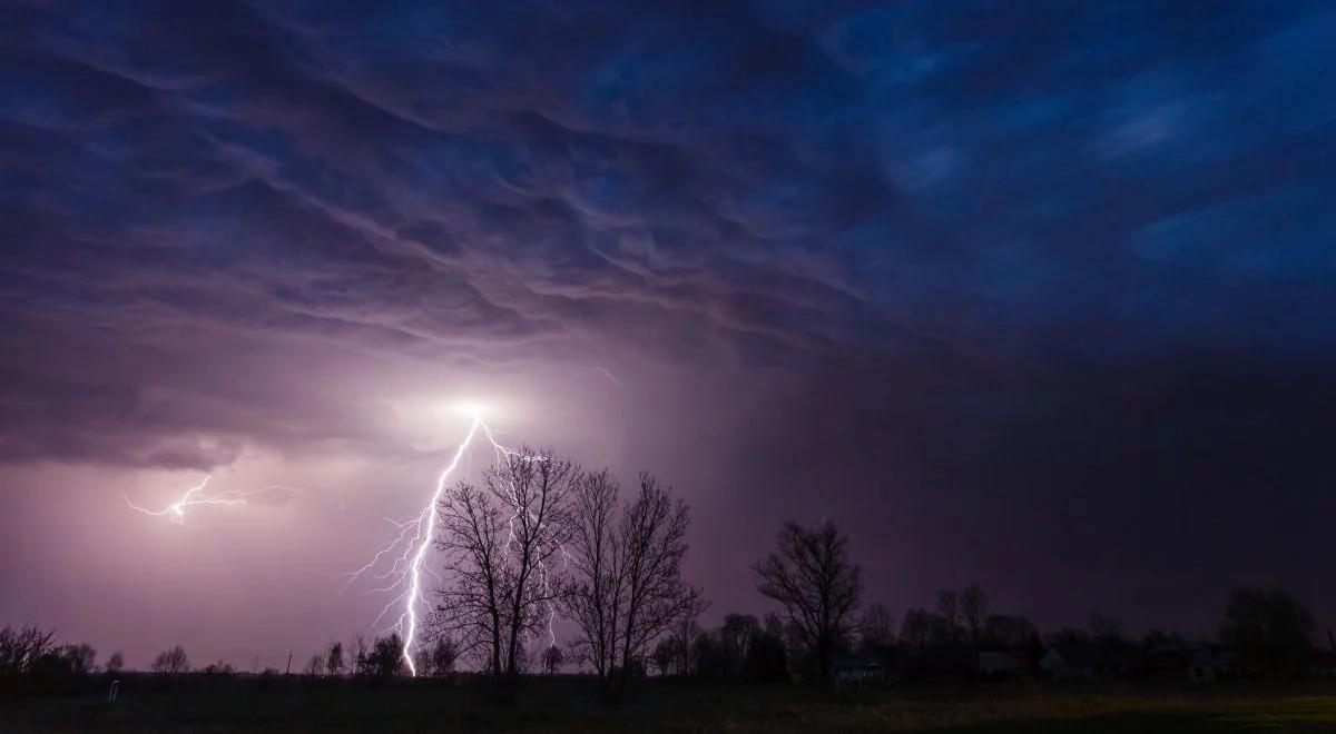 Gwałtowne burze z gradem, a nawet trąba powietrzna. Pogoda może być bardzo niebezpieczna