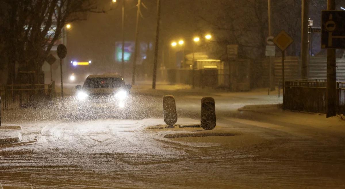 Intensywne opady śniegu, niebezpiecznie na drogach. Ostrzeżenia dla kierowców