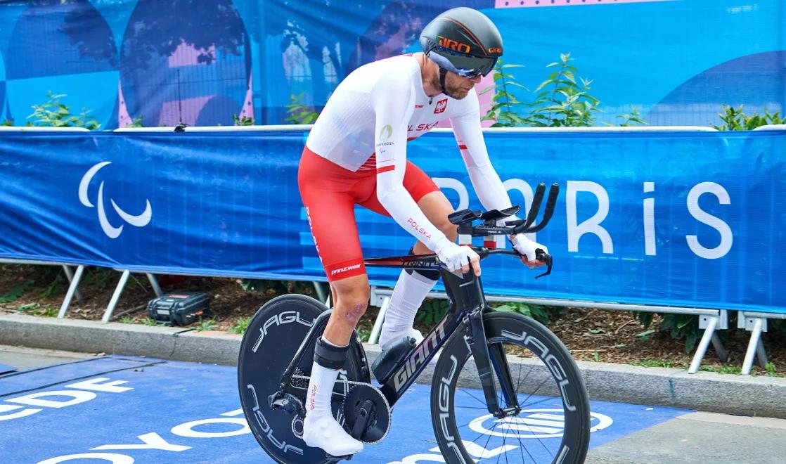 Igrzyska paralimpijskie Paryż 2024. Zbigniew Maciejewski na podium. Brąz polskiego kolarza