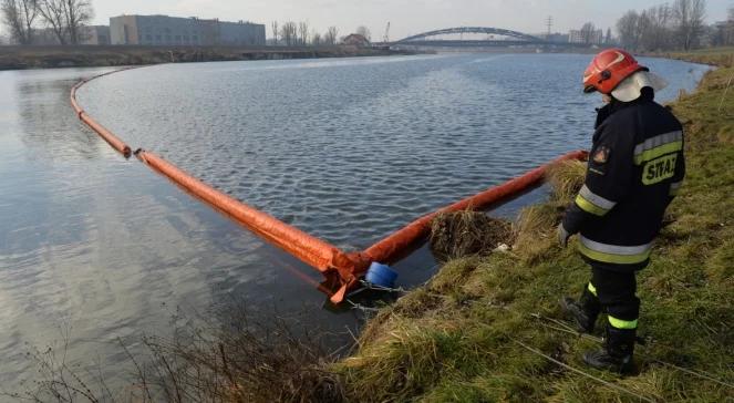 Plama z rozpuszczalników na Wiśle. Jej usuwanie potrwa kilka godzin