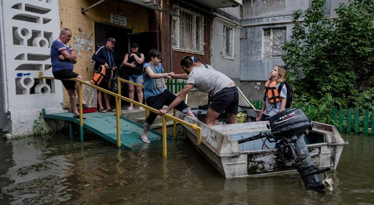 "Nie ma wody i żywności, w kostnicy wyłączono prąd". Na Ukrainie katastrofa humanitarna po wysadzeniu tamy