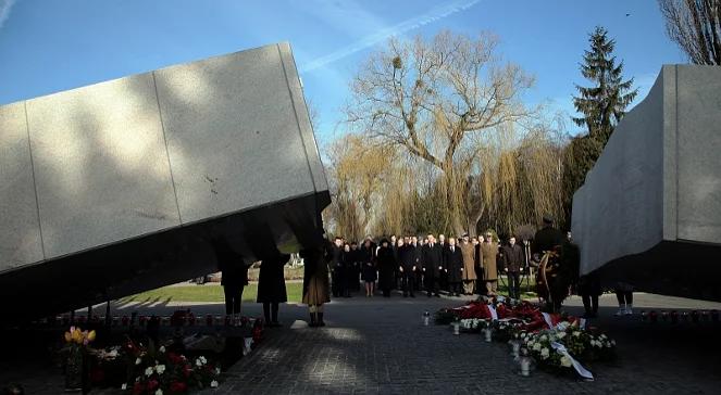 Kaczyński złożył kwiaty na grobach ofiar katastrofy