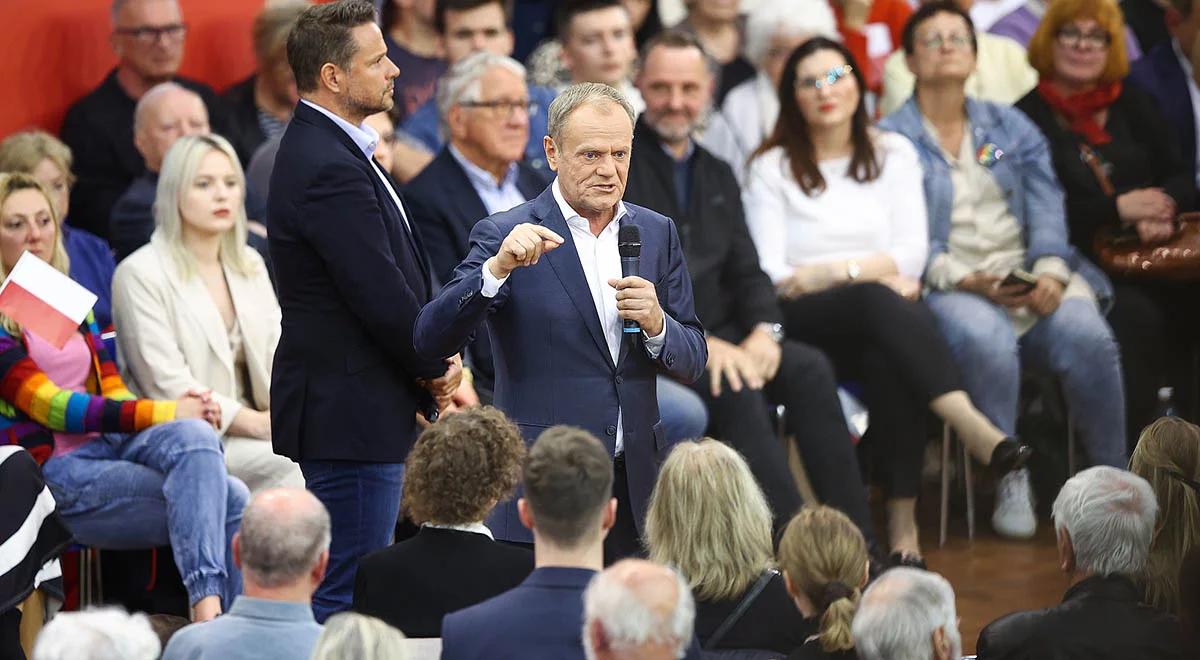 Tusk poucza dziennikarzy: mają krytykować rząd, a nie opozycję