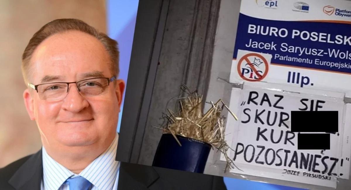 Obraźliwy napis przed biurem poselskim Jacka Saryusza-Wolskiego w Łodzi. "Raz się sku*****, ku*** pozostaniesz"