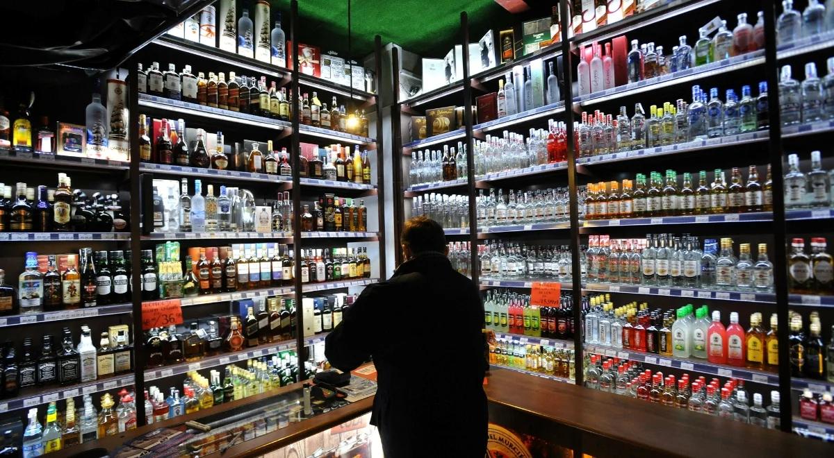 Alkoholizm. Ponad połowa Polaków zna kogoś z tym problemem. Wyniki sondażu