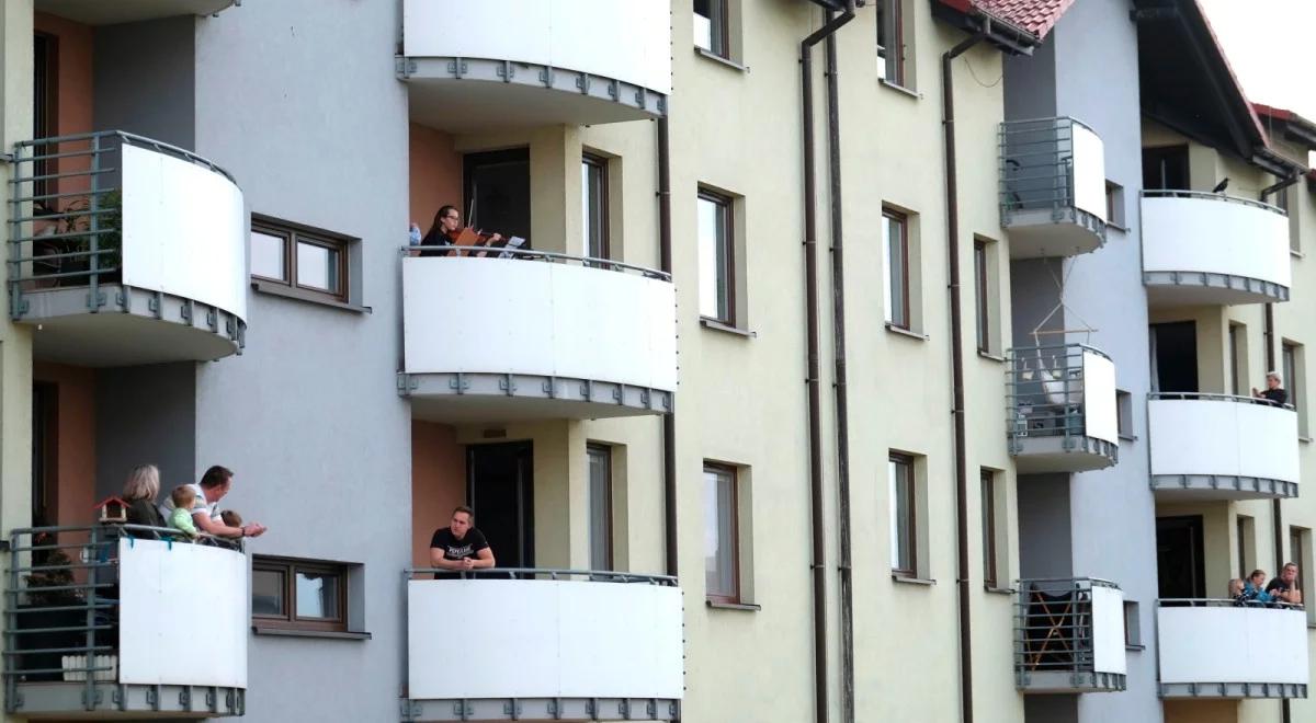 NFZ: bezpłatna pomoc psychologiczna dla osób ciężko znoszących społeczną kwarantannę