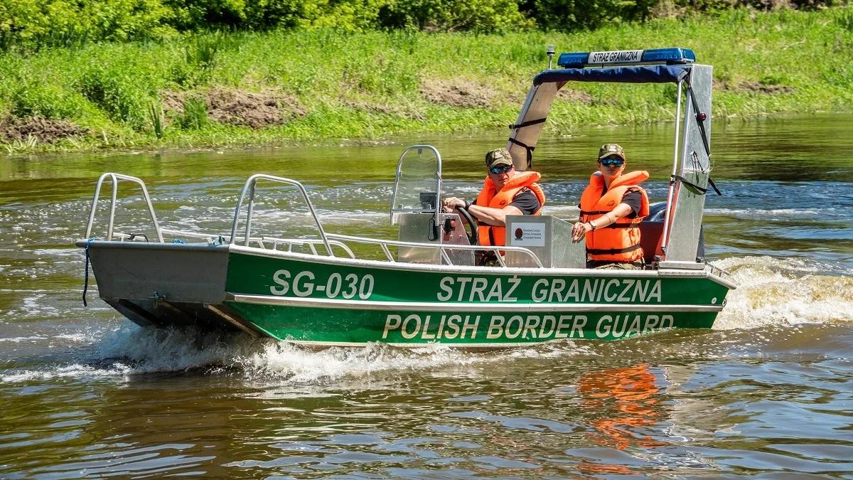 Napór migrantów na granicę wciąż trwa. Przybysze wykorzystują pontony, by pokonać Bug