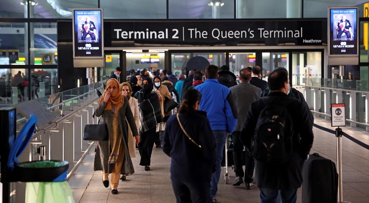 "Kompletny chaos" na Heathrow. Godziny oczekiwania na odprawę w tłumie pasażerów